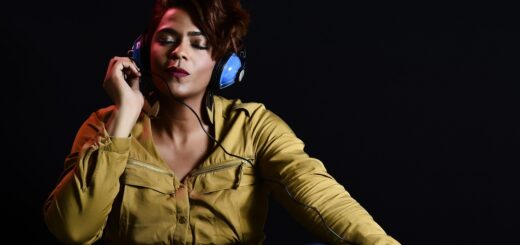 junge frau hört mit kopfhörer Musik
