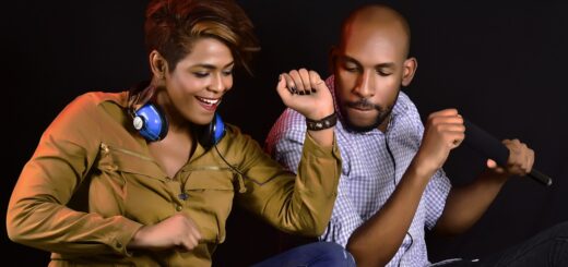Frau und Mann grooven zu Musik