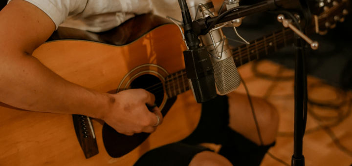 Akustikgitarre mit Mikrofon