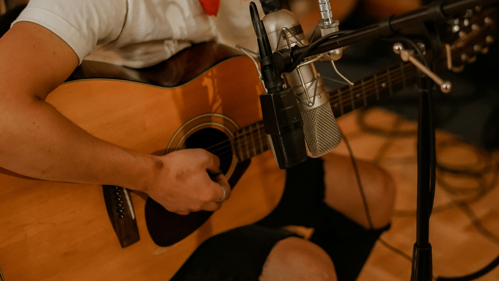 Akustikgitarre mit Mikrofon